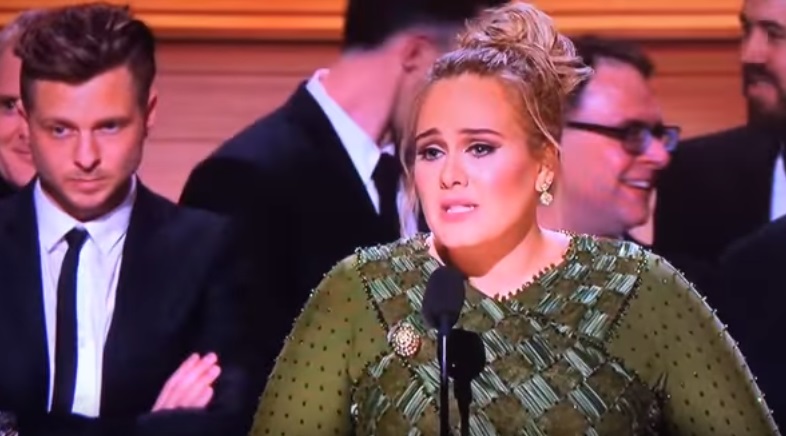 Невероятно: Адель отказалась от премии "Грэмми" в пользу Бейонсе