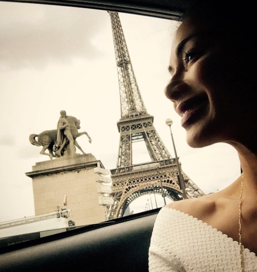 Французские каникулы: Николь Шерзингер наслаждается Парижем