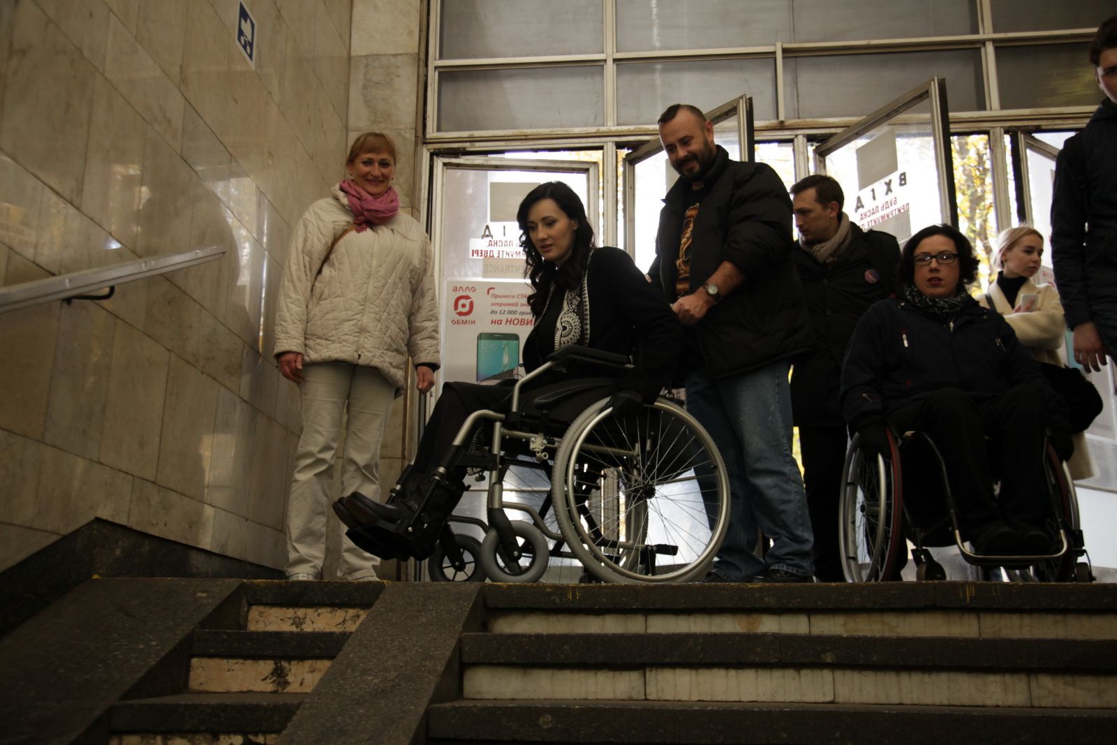 Смелый эксперимент: Соломия Витвицкая и Ирэна Карпа сели в инвалидные коляски