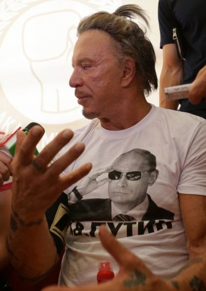 Микки Рурк в футболке с Путиным
