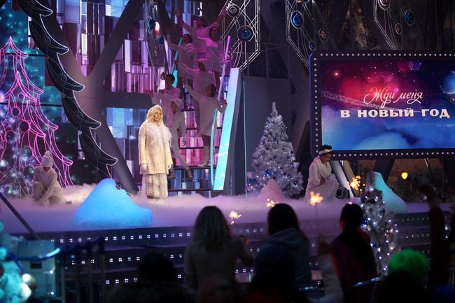 Секси-стюардесса Оля Полякова, буфетчица Настя Каменских и Ирина Билык в стразах: звезды встретят Новый год в аэропорту