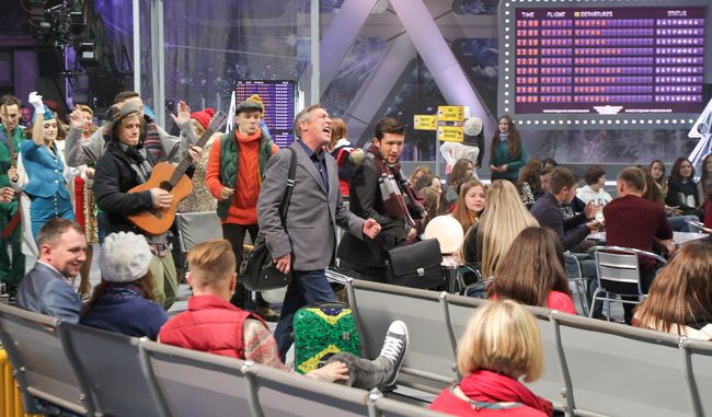 Секси-стюардесса Оля Полякова, буфетчица Настя Каменских и Ирина Билык в стразах: звезды встретят Новый год в аэропорту