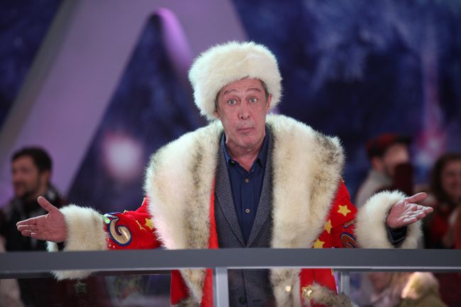 Секси-стюардесса Оля Полякова, буфетчица Настя Каменских и Ирина Билык в стразах: звезды встретят Новый год в аэропорту