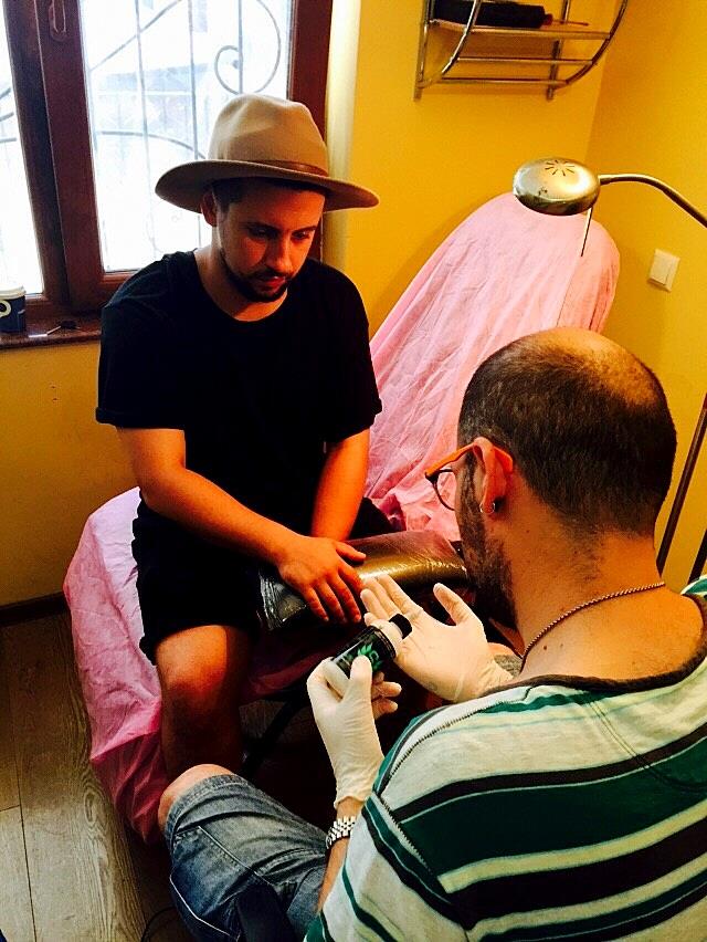 Двусмысленная татуировка: Monatik обручился?