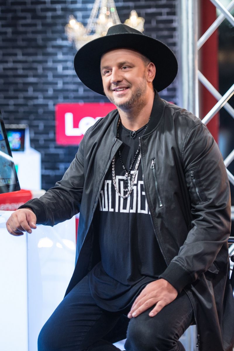 Модный "Голос країни-6": уникальный костюм Ивана Дорна, 150 платьев для Кати Осадчей и Тина Кароль в ночнушке