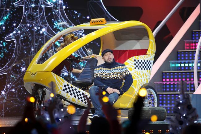 Секси-стюардесса Оля Полякова, буфетчица Настя Каменских и Ирина Билык в стразах: звезды встретят Новый год в аэропорту