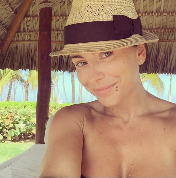 Ани Лорак показала откровенные фото в купальнике и без грамма макияжа