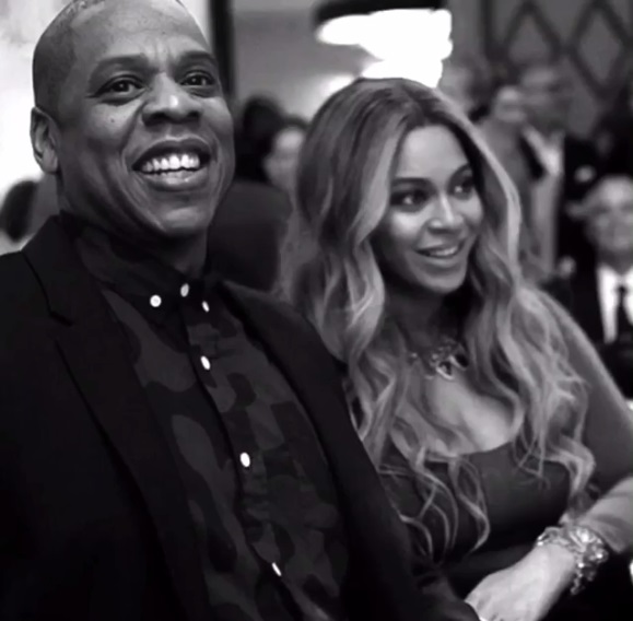 Беременная Бейонсе позирует в облегающем изумрудном платье