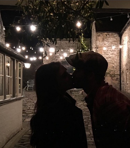 Поцелуи в Рождество: Дэвид Бекхэм поделился романтическим снимком с супругой