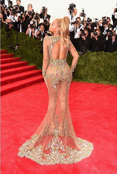 Соблазнительная Бейонсе появилась на красной дорожке, прикрыв тело лишь драгоценными камнями