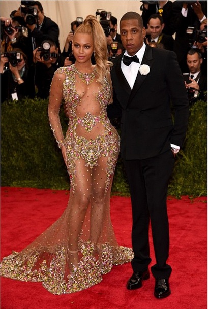 Соблазнительная Бейонсе появилась на красной дорожке, прикрыв тело лишь драгоценными камнями