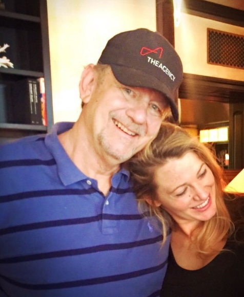 Трогательный момент: Блейк Лайвли позирует с отцом