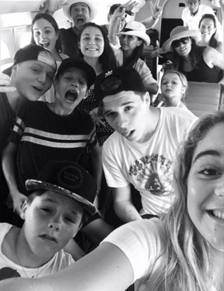 Все в сборе: Бруклин Бекхэм сделал самое большое селфи звездного семейства