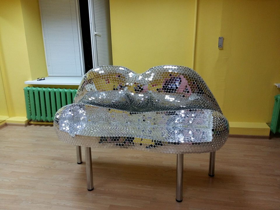 Оля Полякова купила рояль в форме своих губ за 200 000 грн