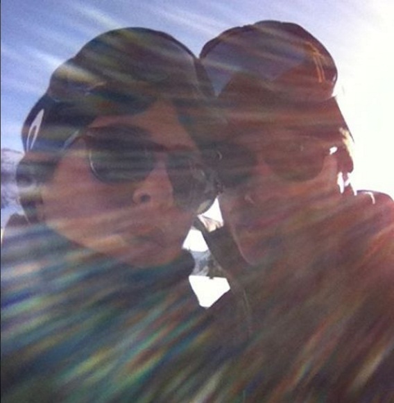 Впервые в сети появилось совместное селфи Дженнифер Энистон и Джастина Теру, отдыхающих на горнолыжном курорте. 