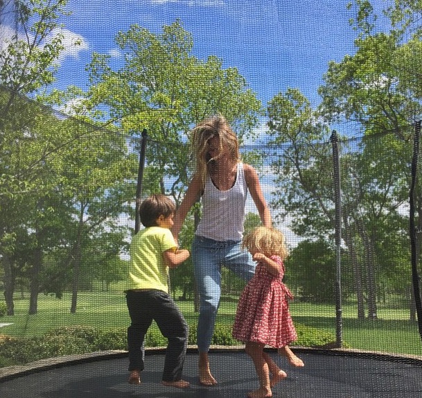 Семейные радости: Жизель Бундхен показала личные фото с детьми и мужем