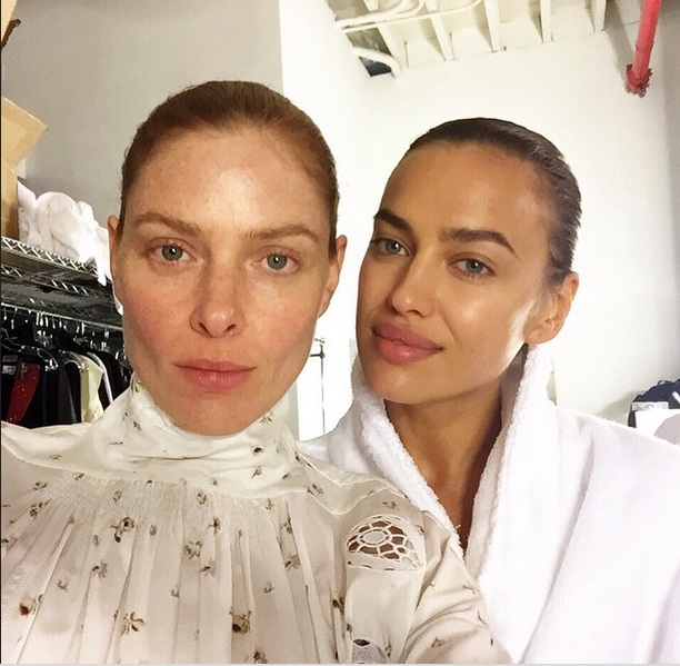 Звездное закулисье: Ирина Шейк позирует в гримерке