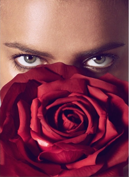 Соблазнительная Ирина Шейк снялась топлес для Harper's Bazaar