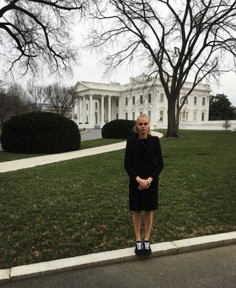 Никакой серьезности: Кара Делевинь удивила поклонников забавными снимками с Белого дома