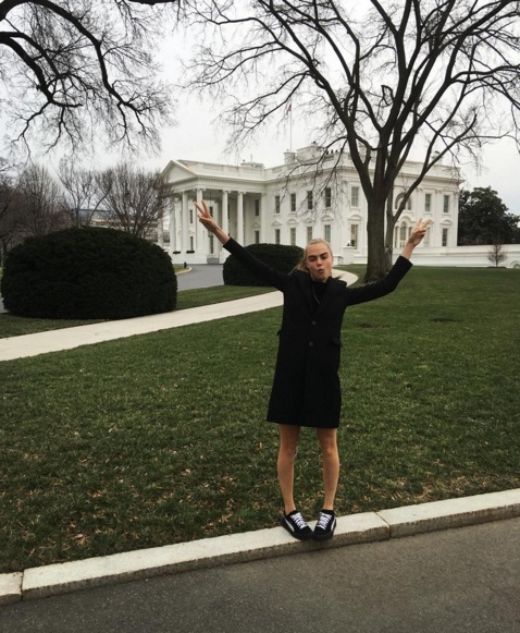 Никакой серьезности: Кара Делевинь удивила поклонников забавными снимками с Белого дома