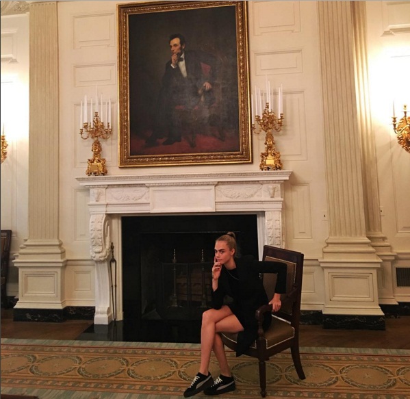 Никакой серьезности: Кара Делевинь удивила поклонников забавными снимками с Белого дома