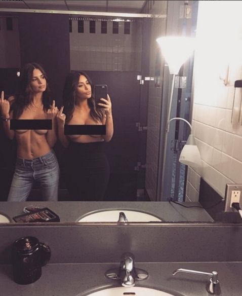 Сексуальное селфи: Ким Кардашьян и Эмили Ратажовски позирует топлес