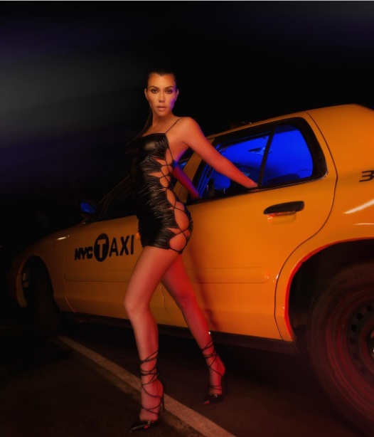 Без нижнего белья и в коже: Кортни Кардашьян позирует в сексуальном наряде