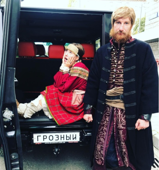 Кокошник, лицо в белой пудре и русский народный костюм: Ксения Собчак взорвала сеть новым образом