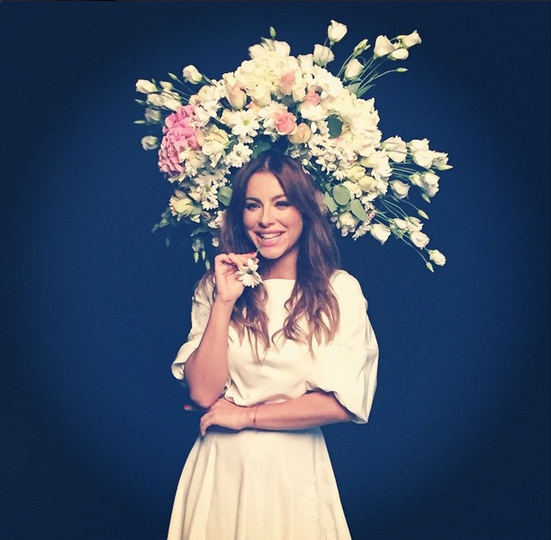 Девушка-весна: Ани Лорак позирует в цветах