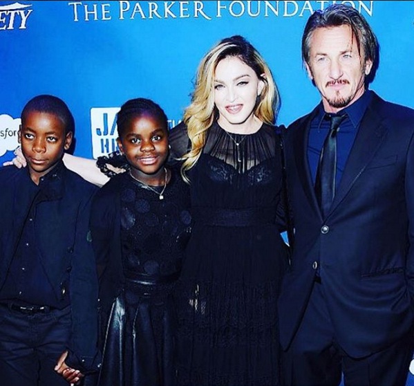 Мадонна впервые вышла в свет с детьми и Шоном Пенном