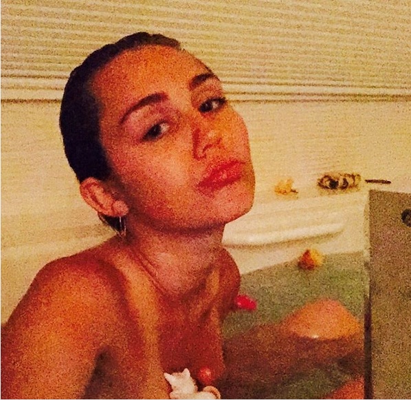 Домашняя эротика: голая Майли Сайрус позирует в ванной