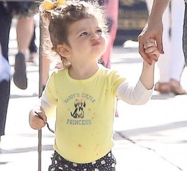 Семейный день: Мила Кунис и Эштон Катчер гуляют с малышкой-дочерью