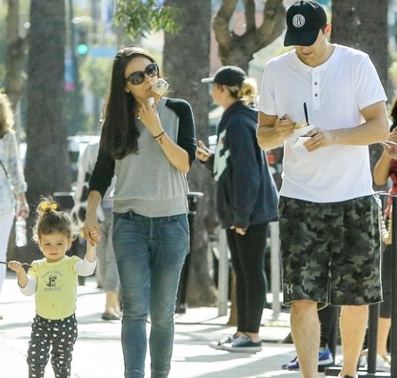 Семейный день: Мила Кунис и Эштон Катчер гуляют с малышкой-дочерью