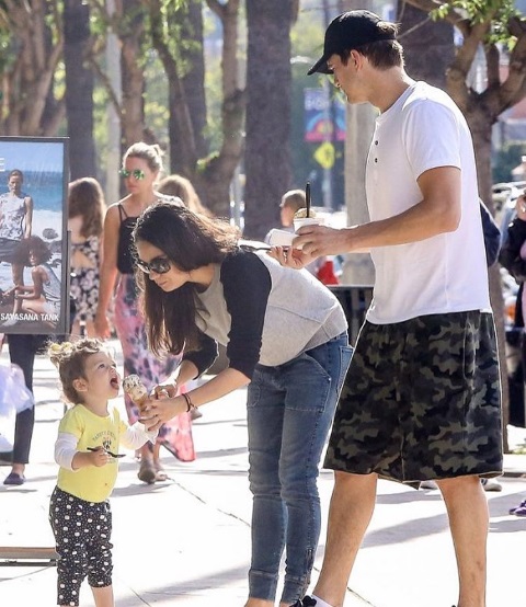 Семейный день: Мила Кунис и Эштон Катчер гуляют с малышкой-дочерью