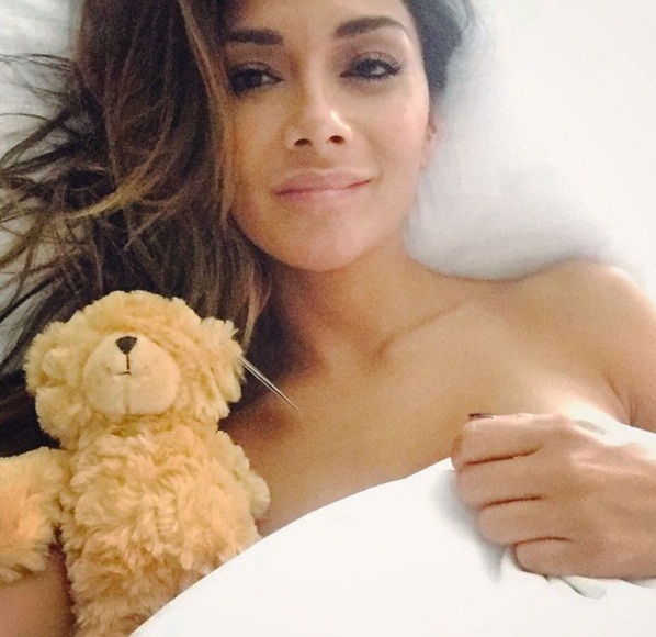 Селфи в постели: Николь Шерзингер показала, как проводит выходные