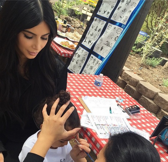 Полуторагодовалой дочери Ким Кардашьян сделали первый мейкап