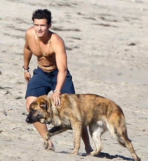 Орландо Блум показал подтянутую фигуру на отдыхе в Малибу