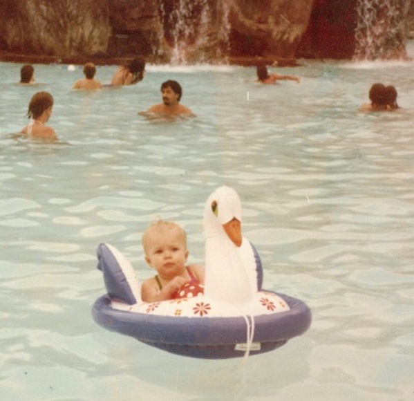 Маленькая принцесса: Пэрис Хилтон показала свои детские фото