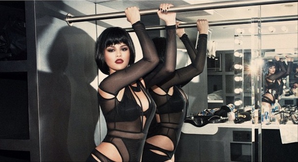 Опасная и сексуальная: Селена Гомес позирует в вызывающем нижнем белье