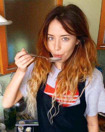 Надя Дорофеева на кухне