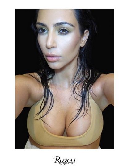 Ким Кардашьян представила обложку своей книги &quot;Селфи&quot;