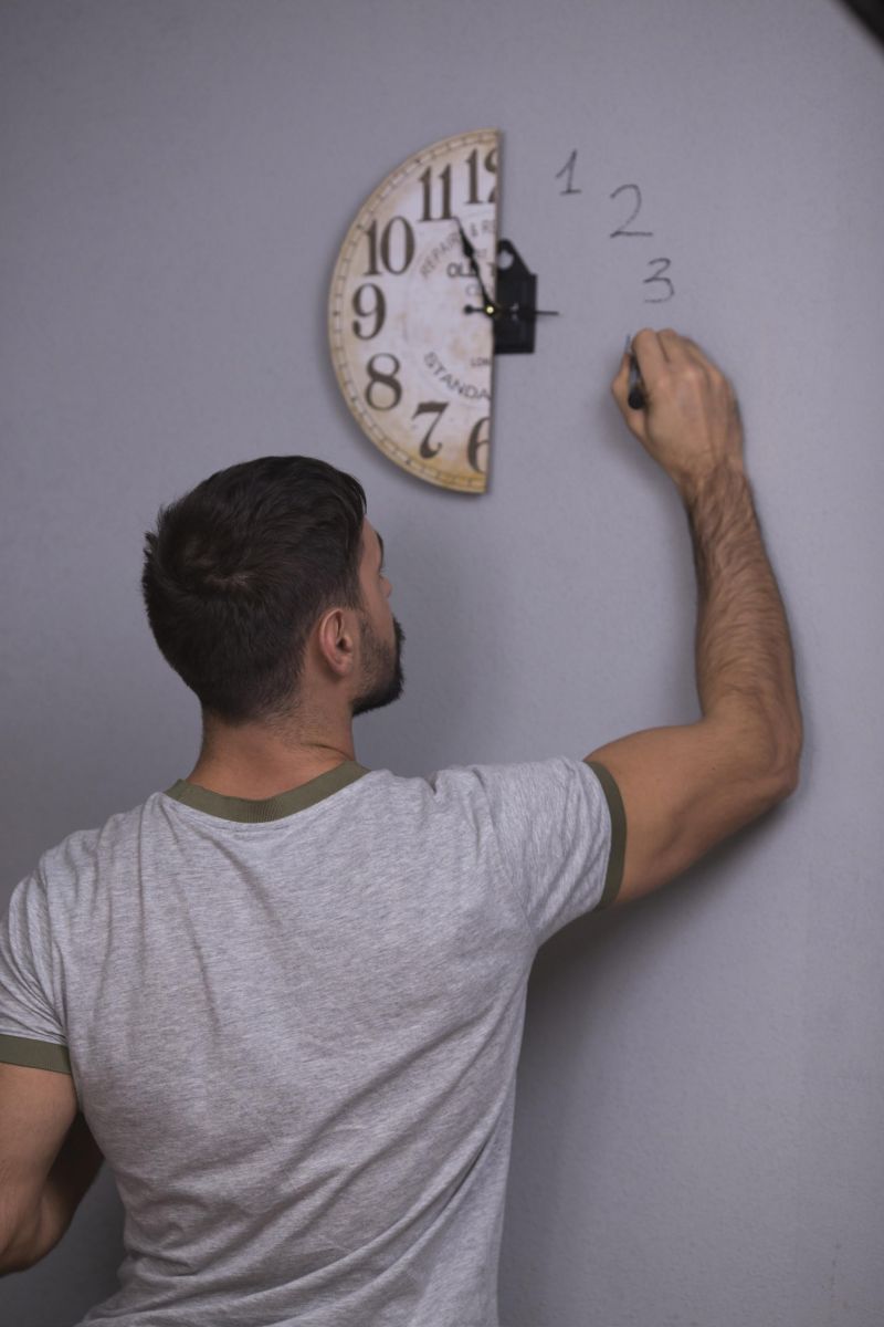 Для нового клипа Виталия Козловского пришлось разрезать всю мебель и технику в квартире