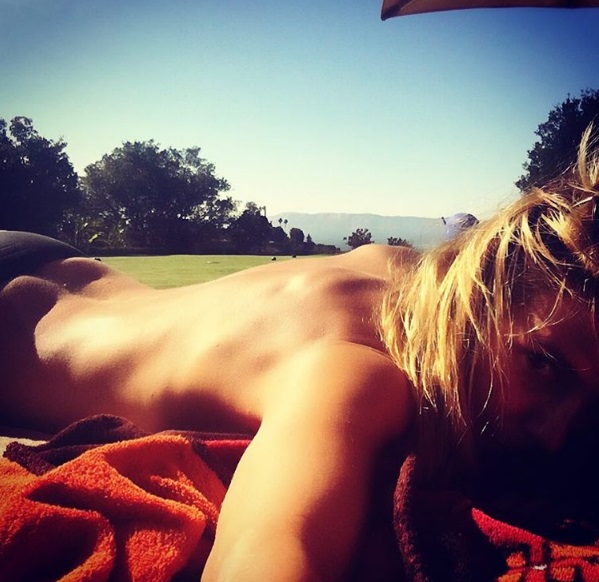 Ленивые выходные: Хайди Клум загорает топлес