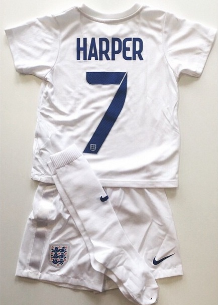 Дочь Виктории и Дэвида Бекхэм получила свою первую футбольную форму