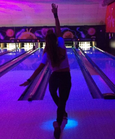 Вечеринка для своих: Шакира показала, как играет с подругами в боулинг