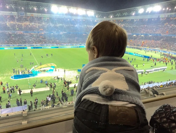 Болеем за папу: Шакира поделилась трогательным фото сына с матча Жерара Пике